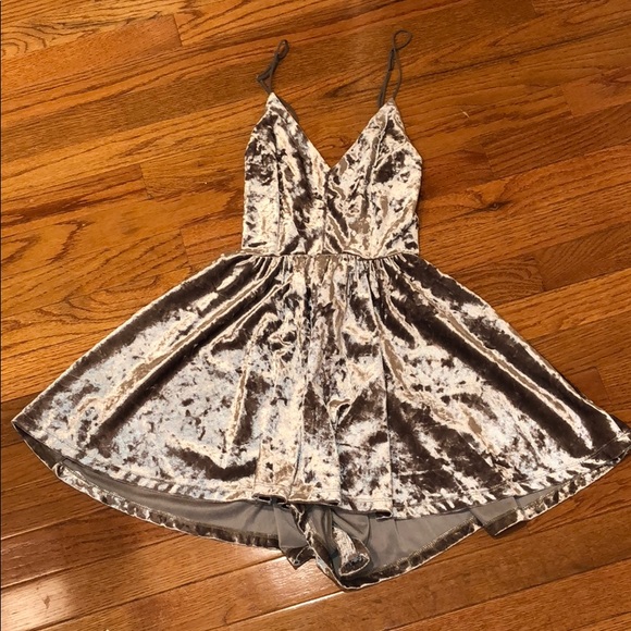 Silence and Noise Small Velvet romper, size small - Picture 4 of 4